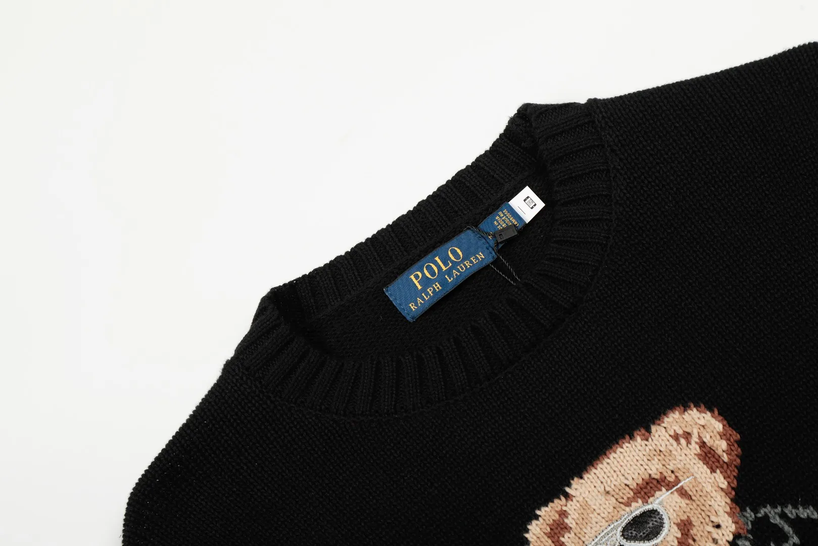 P470 top quality" Style number: DS883# (not off the shelves all year round) [Ralph Lauren Heavy Industry Bear Golf Series Autumn and Winter Couples Knitted Round Neck Sweater] ✅Ralph Lauren Ralph Lauren Classic Basic Bear Heavy Craftsman Knitted Sweater for Men and Women Couples ✅Main Supply Platform Live Broadcast Wholesale Entity Replenishment if out of stock will not be removed from shelves ✅ZP quality 1:1 version Scan the code to enter the GF website Counter quality ✅Detailed quality The only one in Guangzhou Imported quality cotton yarn Focus on high-end, cost-effective, and good quality. Needless to say, the version is restored to the original version. The maximum size can be worn up to 190 pounds. Loose, comfortable and stress-free. ✅The upper body is simple and easy to match. A must-have for men. Good-looking clothes are never picky. A must-have in couples' wardrobes. Size: S-XL. Color: Black.